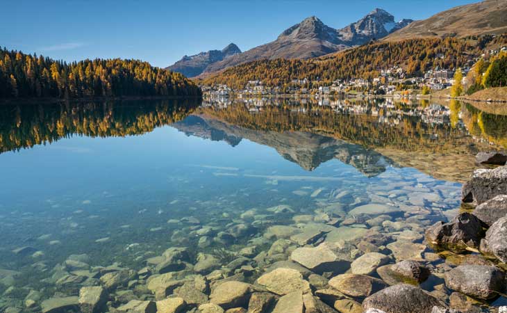 Toutes les destinations de vacances situées sur les axes ferroviaires en profitent - pas seulement St-Moritz comme sur cette photo.